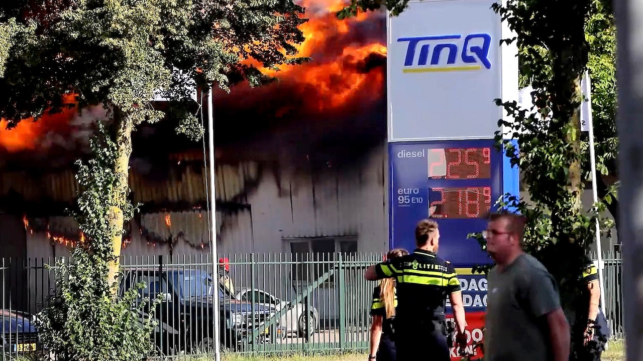 Palletfabriek Lelystad in brand: grote rookwolk in omgeving te zien