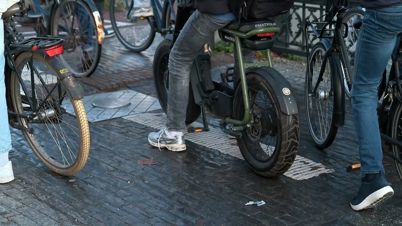 In het Vondelpark, vlakbij de P.C. Hooftstraat, geldt een fatbikeverbod. In deze video zie je er meer over: