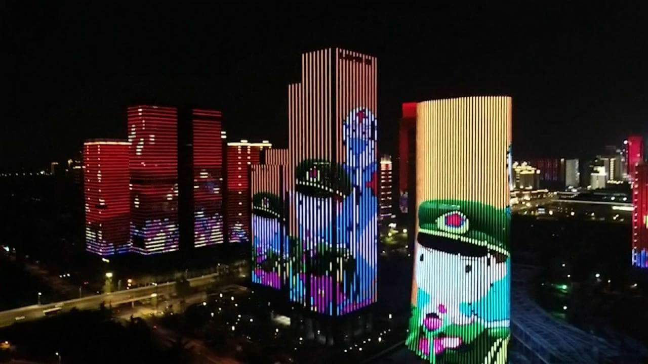 Wuhan viert einde lockdown met spectaculaire lichtshow