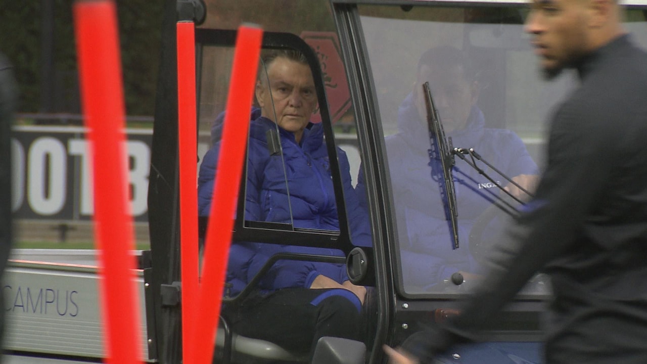 Van Gaal in golfkar op training na heupblessure