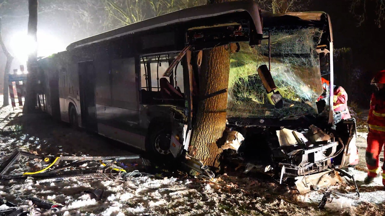 Lijnbus Groningen botst door gladheid tegen boom, chauffeur 1,5 uur bekneld