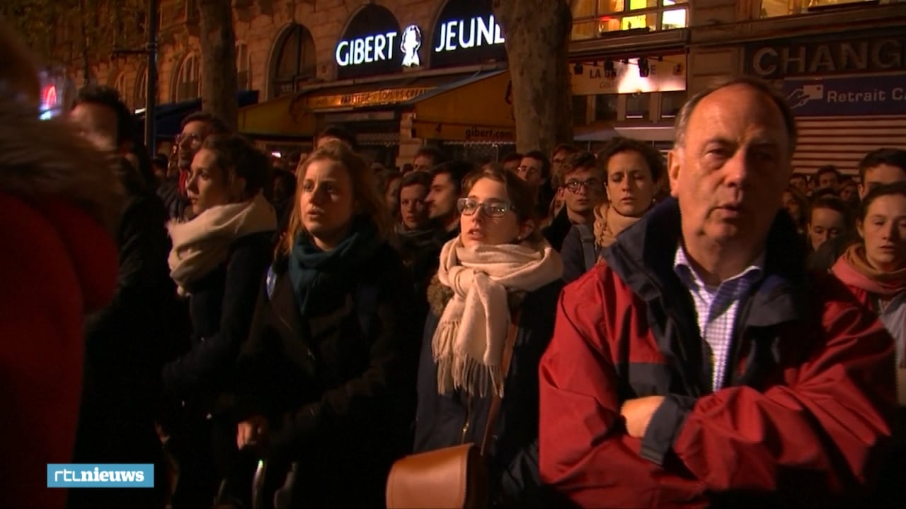 Inwoners zingen bij de Notre-Dame