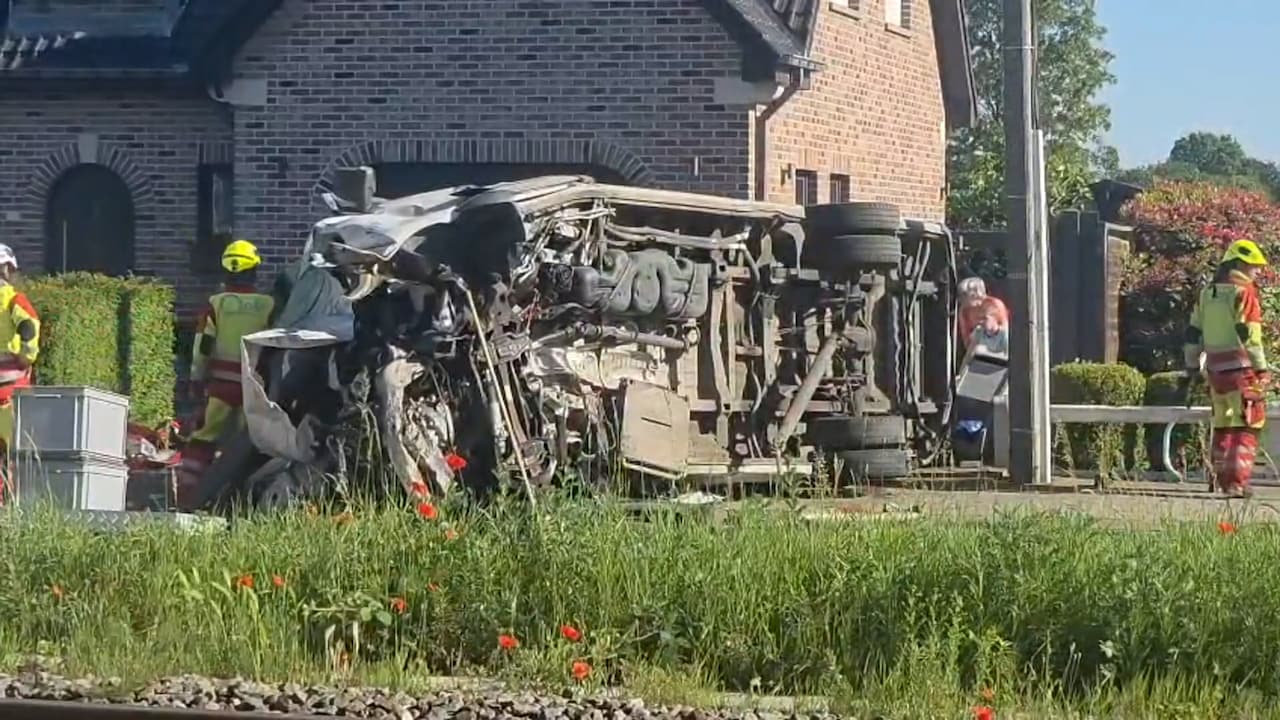 Zeker vier doden, onder wie twee kinderen, bij botsing schoolbus op spoor België