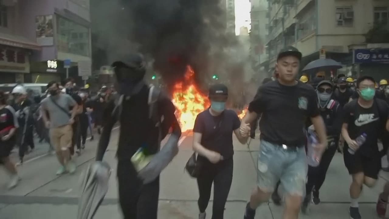 Compleet slagveld in Hongkong bij viering 70 jaar China