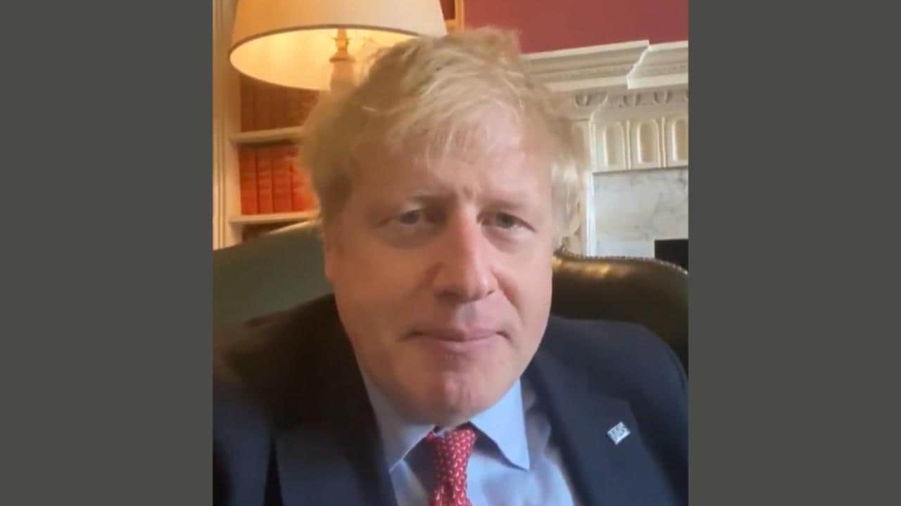 De Britse premier Boris Johnson maakt bekend dat hij besmet is: