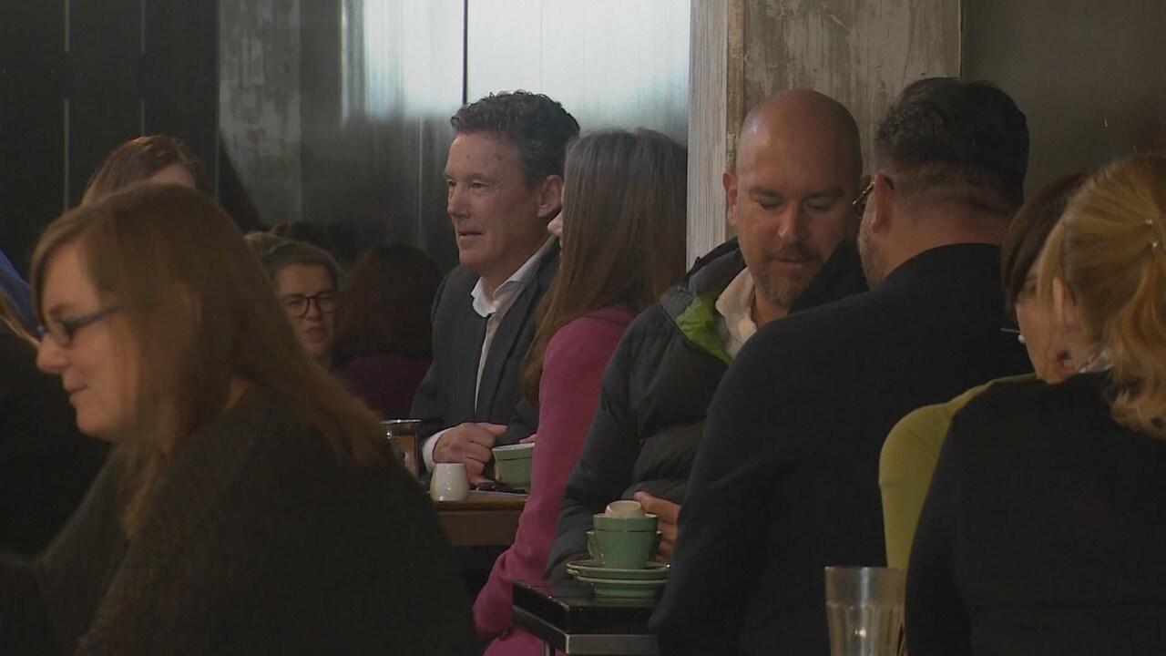 Volle cafés in coronavrij Nieuw-Zeeland: 'Gewoon weer lekker drinken'