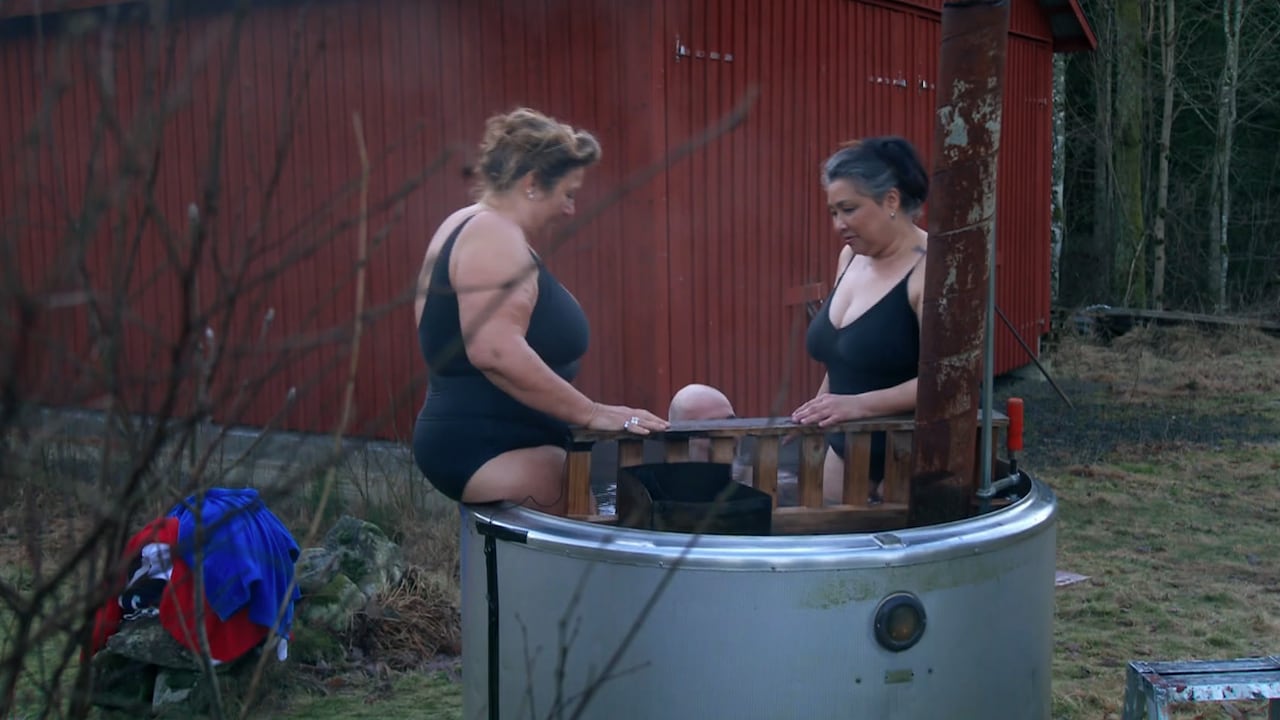 Robin duikt in Winter Vol Liefde met twee dames in zelfgebouwde hottub: 'Bloody hot'