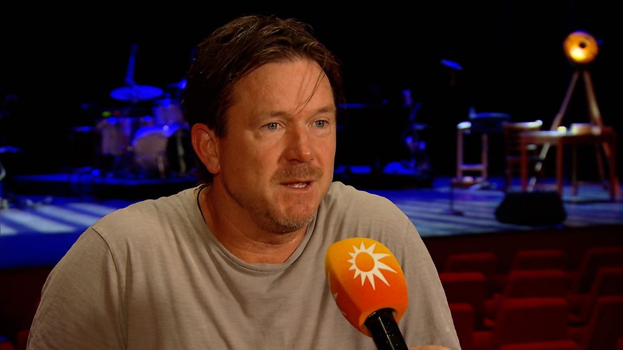 Johnny de Mol blikt in theatershow terug op moeilijke jaren, aangemoedigd door overleden zus