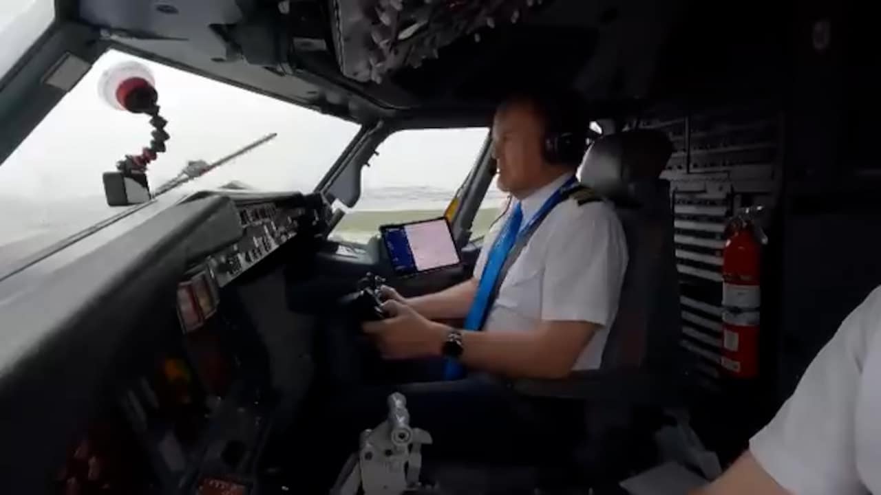 Koning Willem-Alexander maakt laatste vlucht als gastvlieger in Boeing 737: 'Zoveel passagiers van A naar B gebracht'