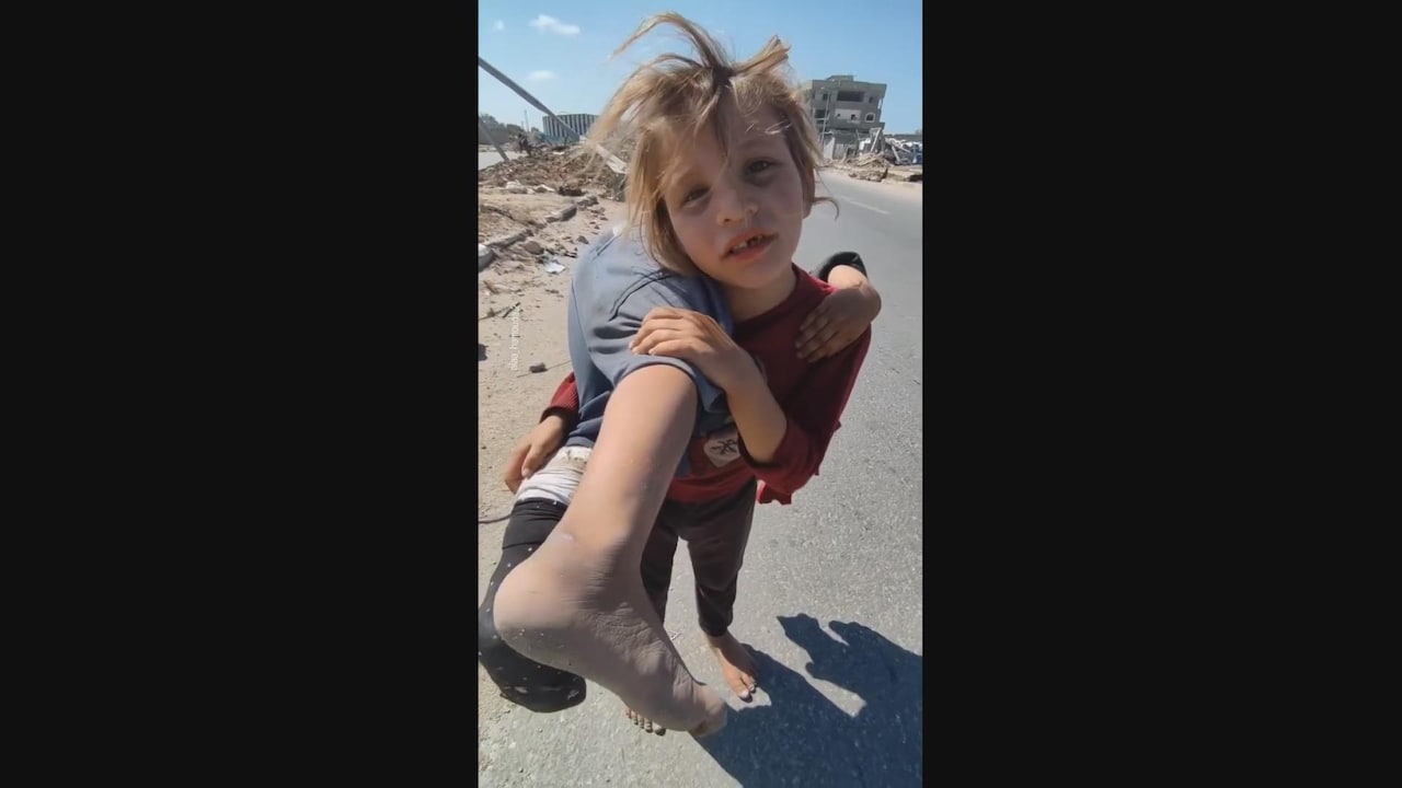 Dit is het verhaal van Palestijnse Qamar, die zusje op haar schouders draagt: 'Ik ben de oorlog zat'