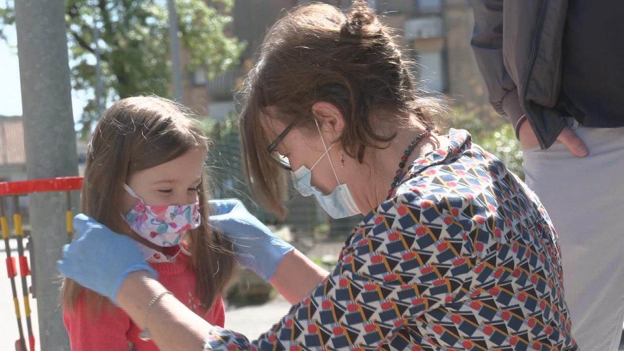 Italiaanse grootouders knuffelen na twee maanden weer met Eva (4)