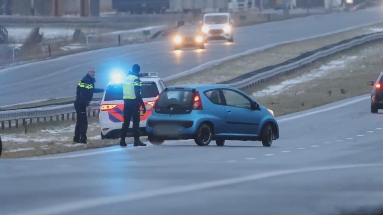 Bekijk ook: agenten duwen gespinde auto terug de A7 op