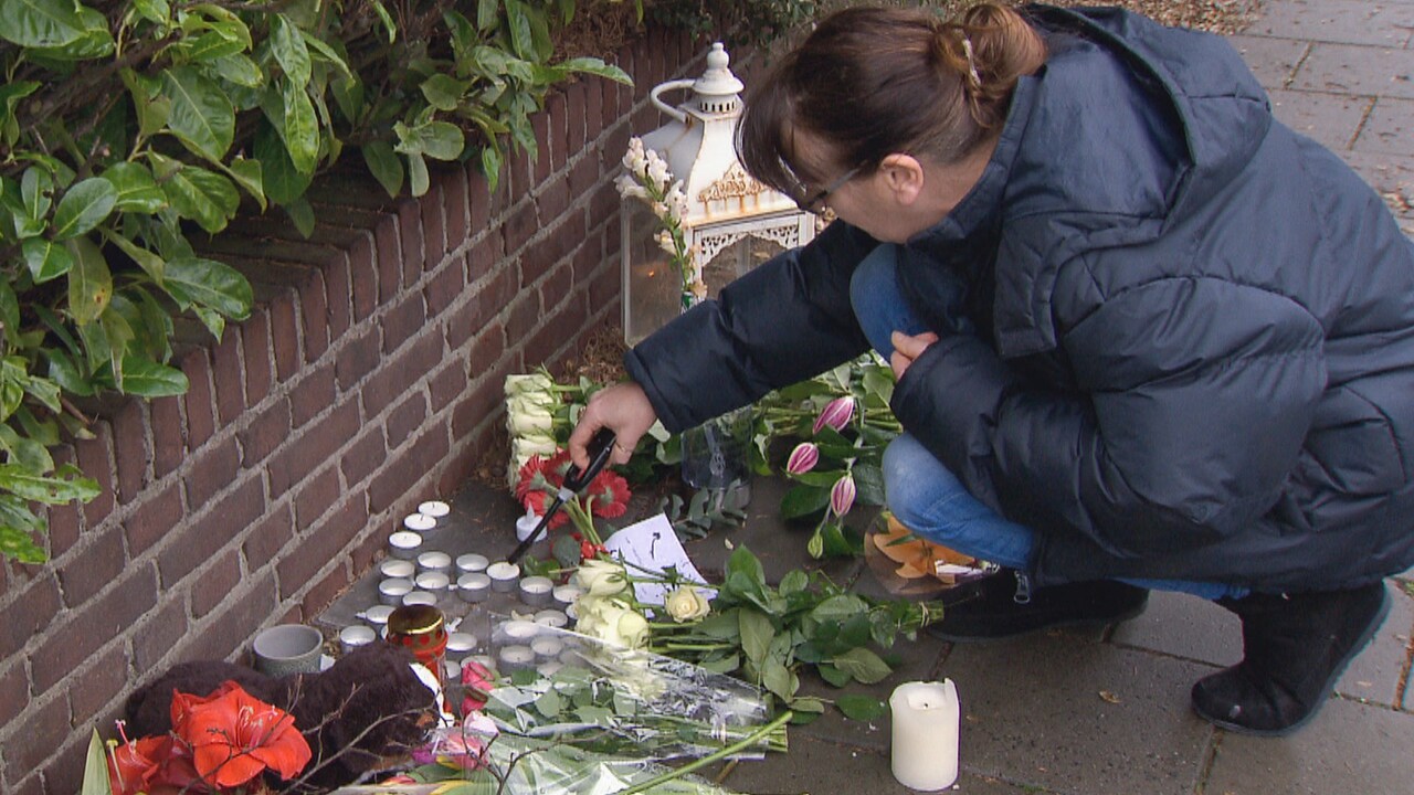 Buurbewoners leggen massaal bloemen op de plek van het ongeluk
