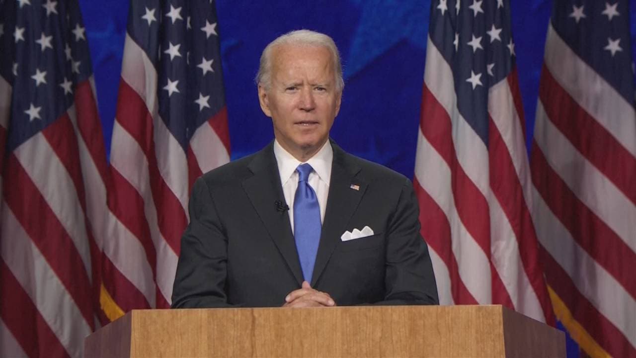Biden is nu écht presidentskandidaat en pakt Trump meteen flink aan
