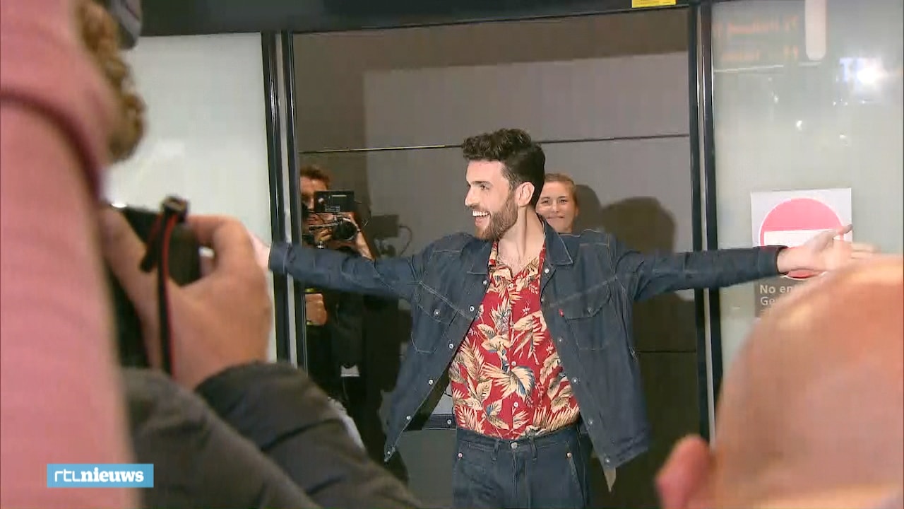 Honderden fans op Schiphol voor Duncan Laurence: 'Alsof we het WK hebben gewonnen'