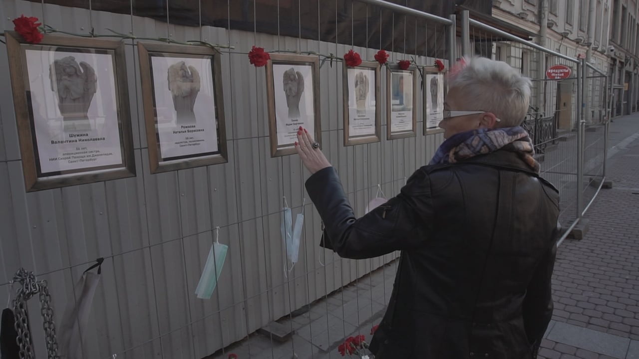 Russische Irina herdenkt overleden zorgmedewerkers met stil protest