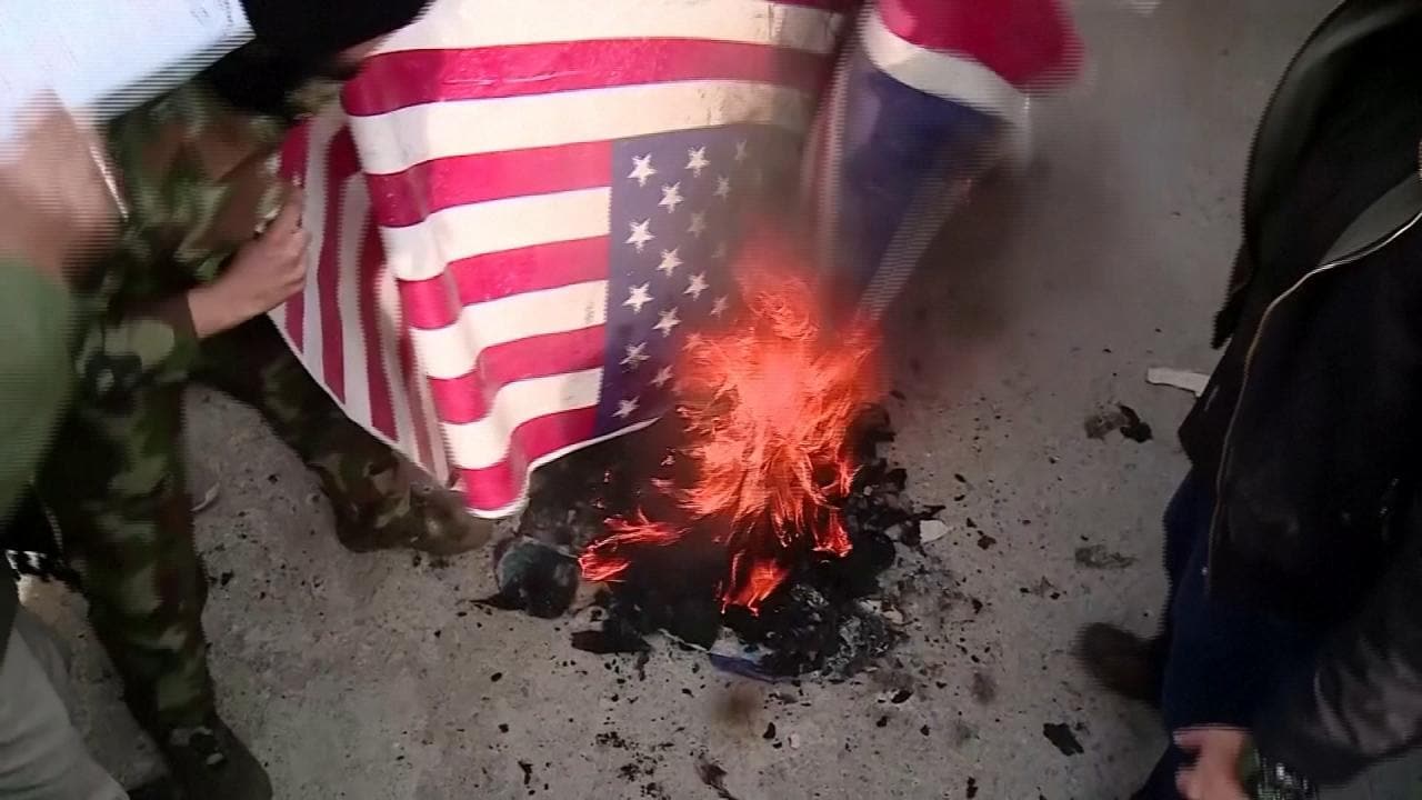 Er wordt geld verdiend aan Iraniërs die de Amerikaanse vlag verbranden