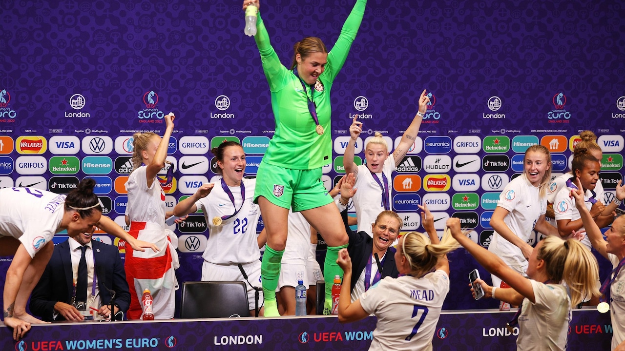 Zo werd de titel op de persconferentie van Wiegman gevierd