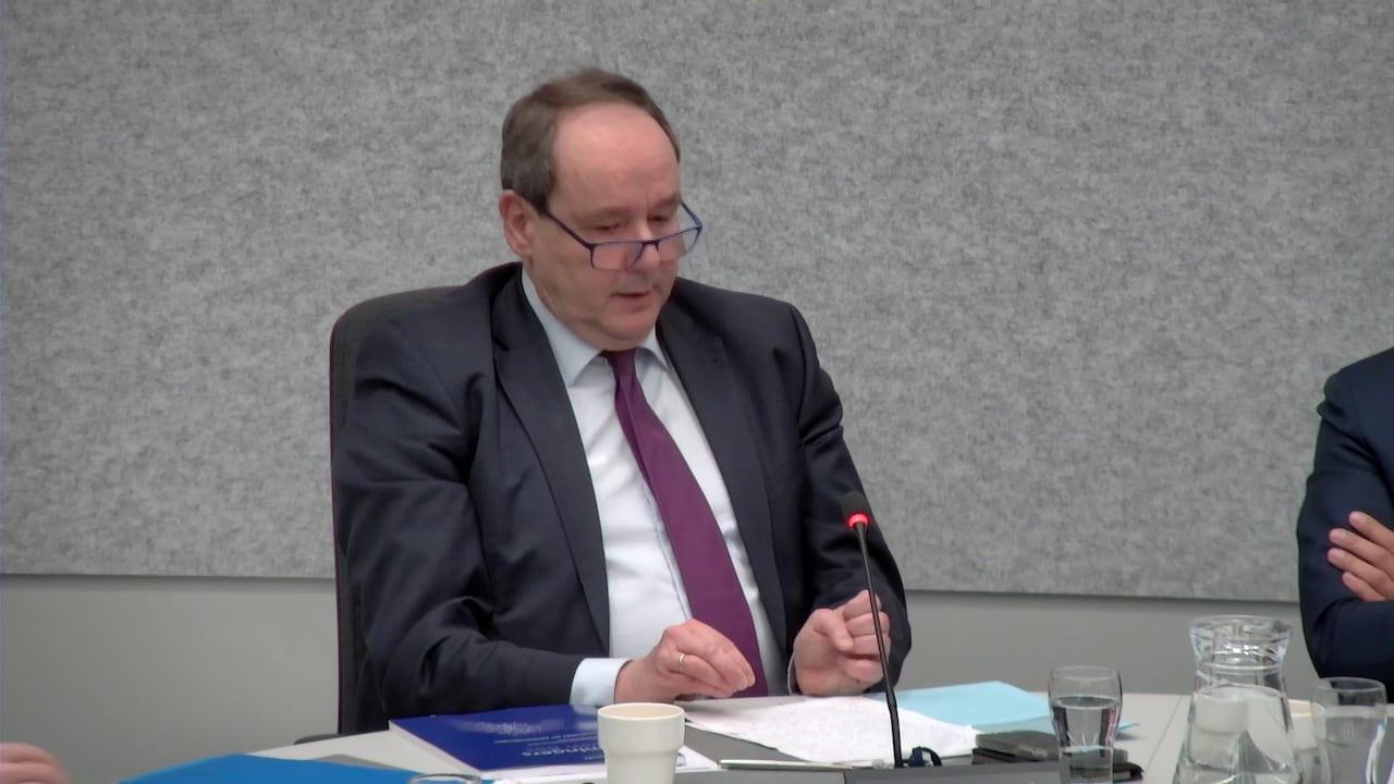 Emotionele staatssecretaris dreigt met opstappen als sluiting Groninger gasveld vertraging oploopt
