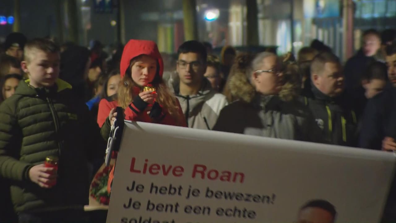 Duizenden mensen lopen stille tocht in Drachten voor neergestoken Roan (16)