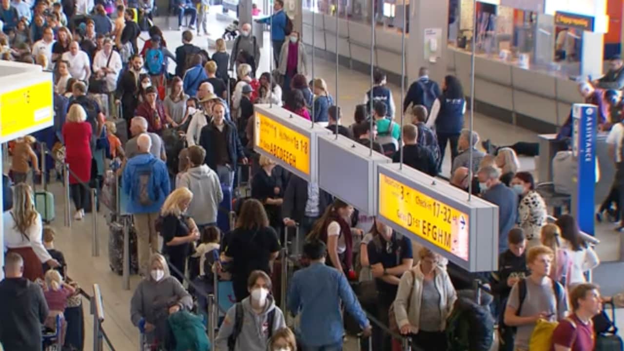 Topdrukte op Schiphol drijft reizigers tot wanhoop