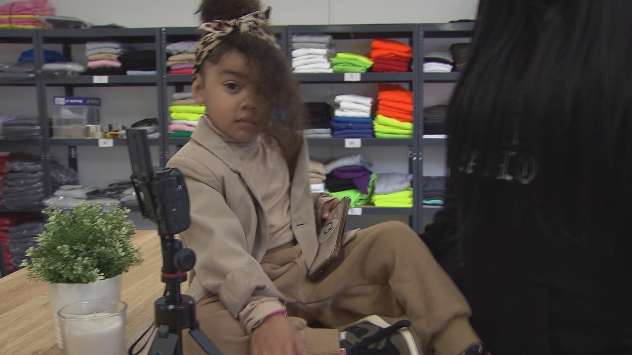 Bekijk ook: Quenisha (4) verdient honderden euro's per foto op Instagram