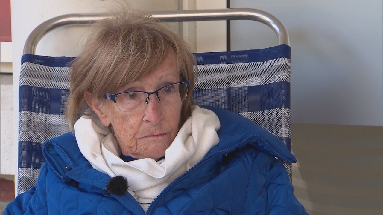 Wil (82) demonstreert voor verpleeghuis: 'Ik wil mijn man bezoeken'