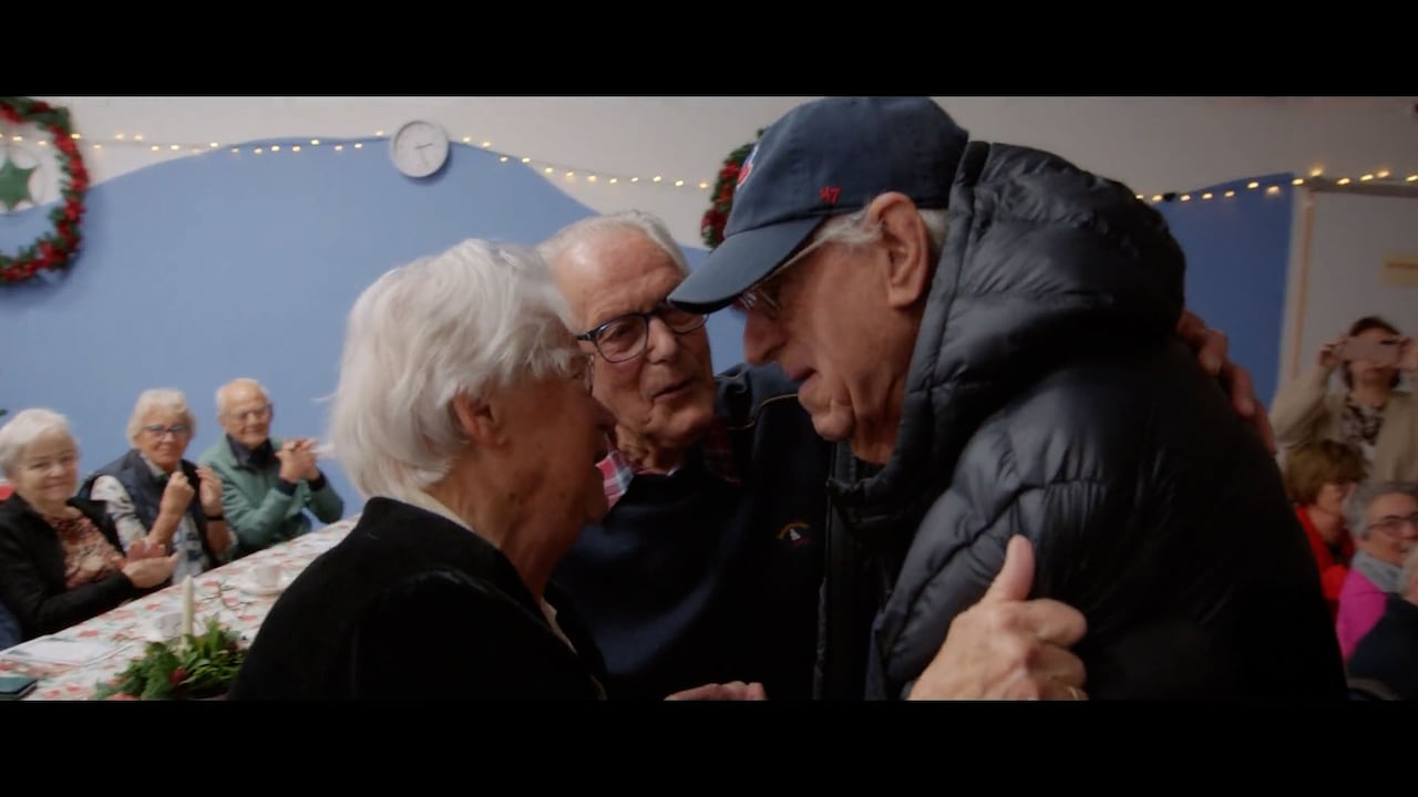 Broers Jan (94) en Albert (100) na 20 jaar herenigd in All You Need Is Love Kerstspecial: 'Wat fijn voor ons'