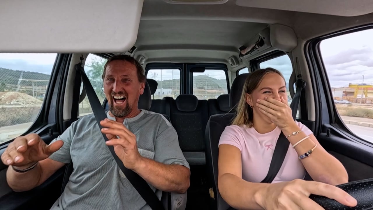Aida Jelies krijgt eerste rijles van vader Johan: 'Rem!'