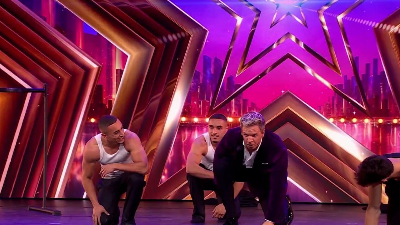 James Cooke verlaat jurystoel voor spectaculaire act op podium Got Talent