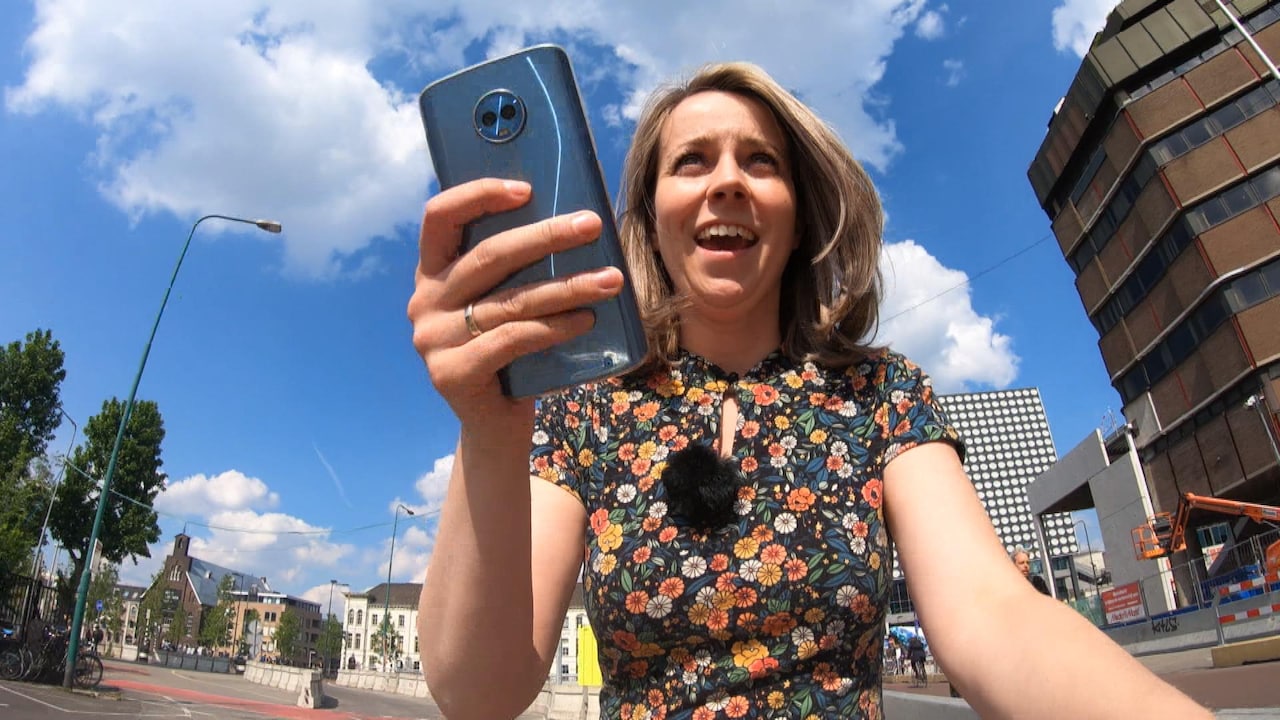 Video: Appen op de fiets verboden