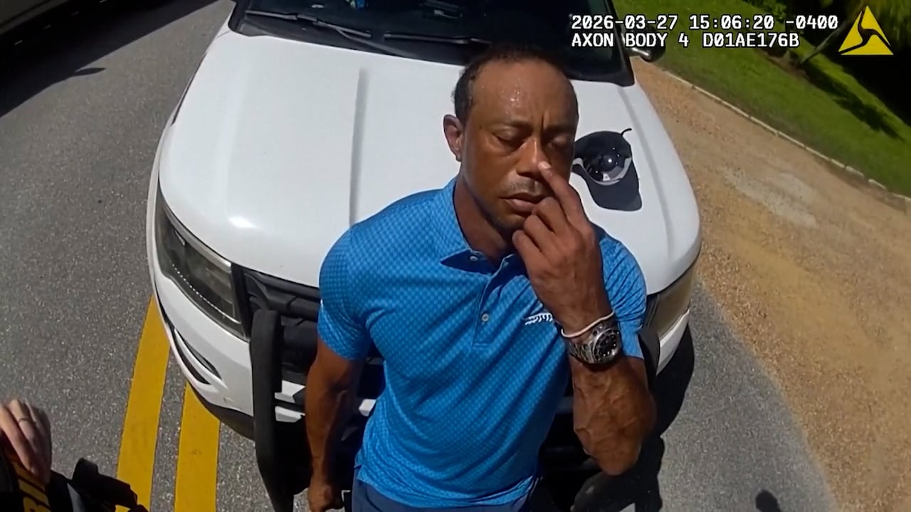 Bodycambeelden tonen Tiger Woods vlak voor arrestatie aan telefoon met Trump