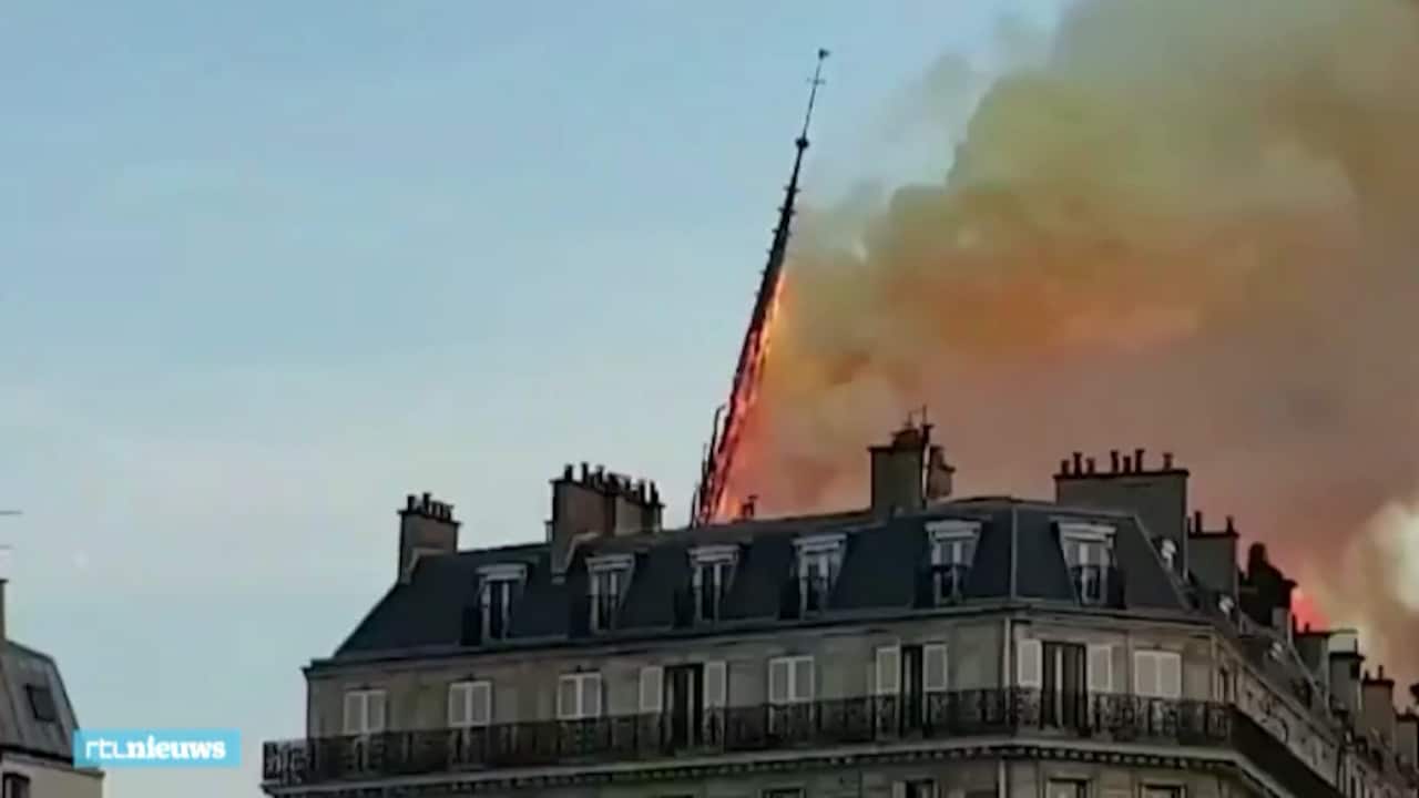 Torenspits Notre-Dame stort in tijdens brand