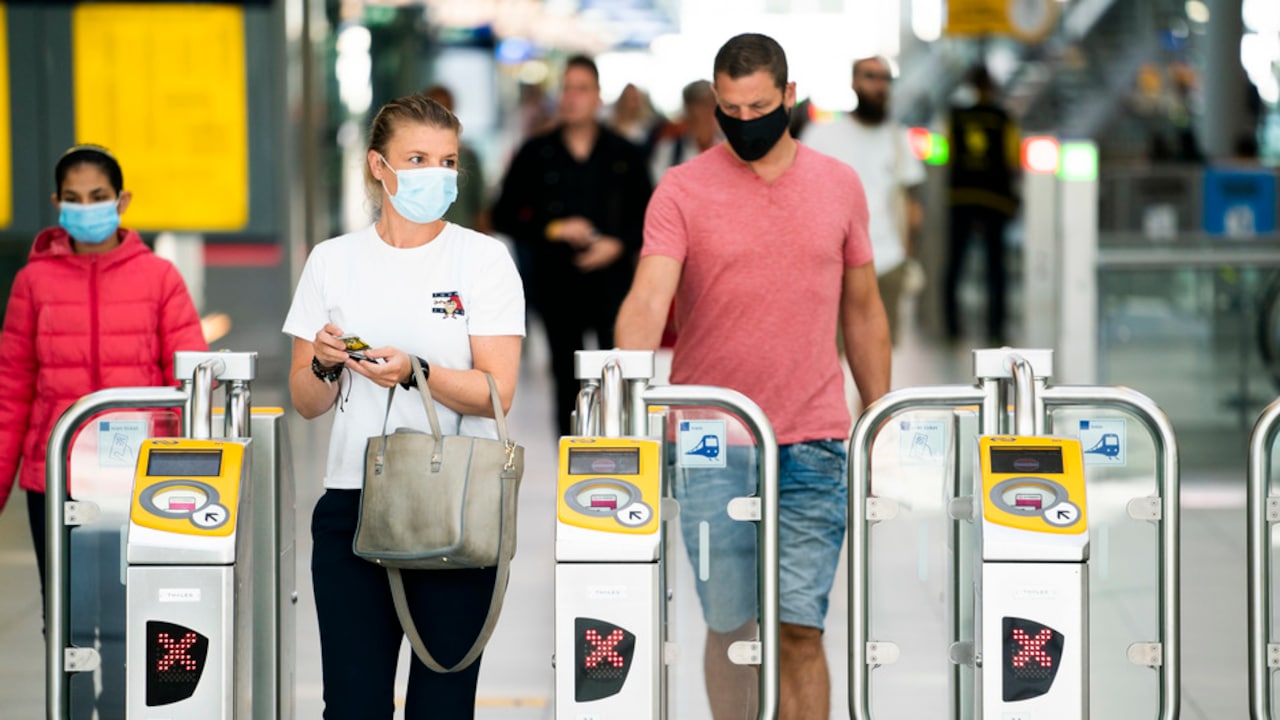 'Heel raar en benauwd': reizigers moeten wennen aan mondkapjes