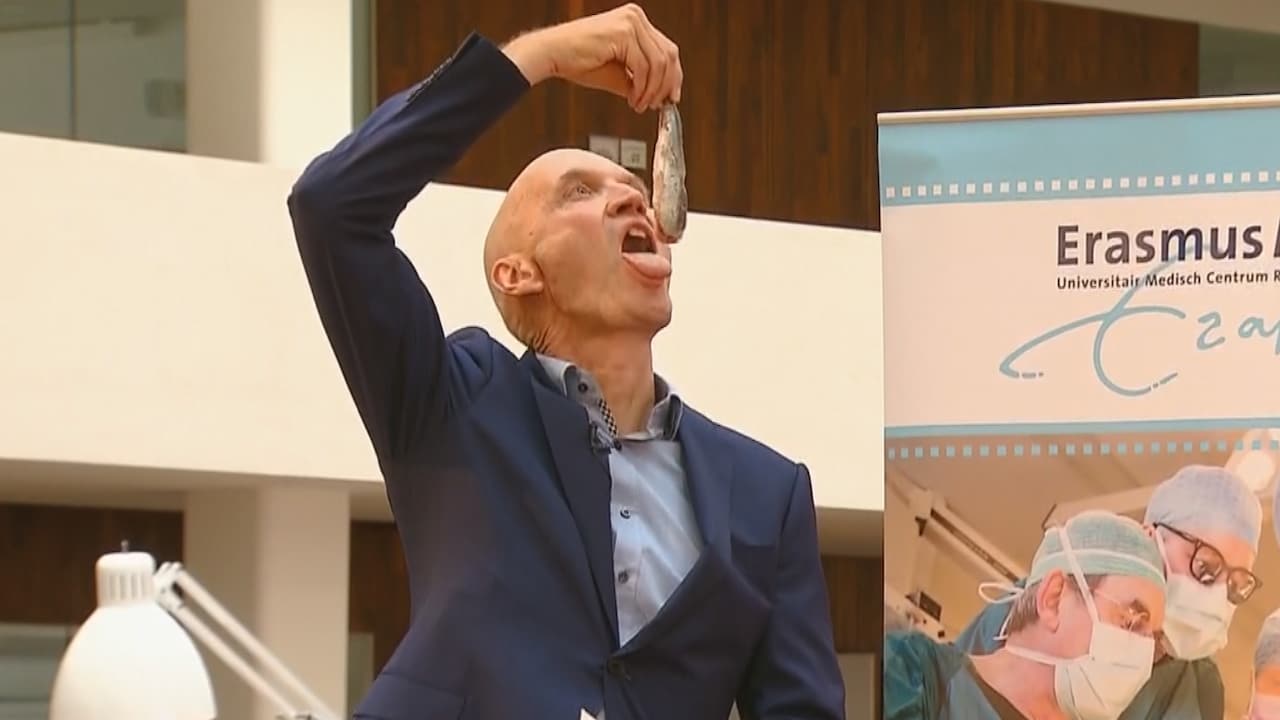 Eerste vaatje haring voor zorgpersoneel: 'Heel mooi gebaar'