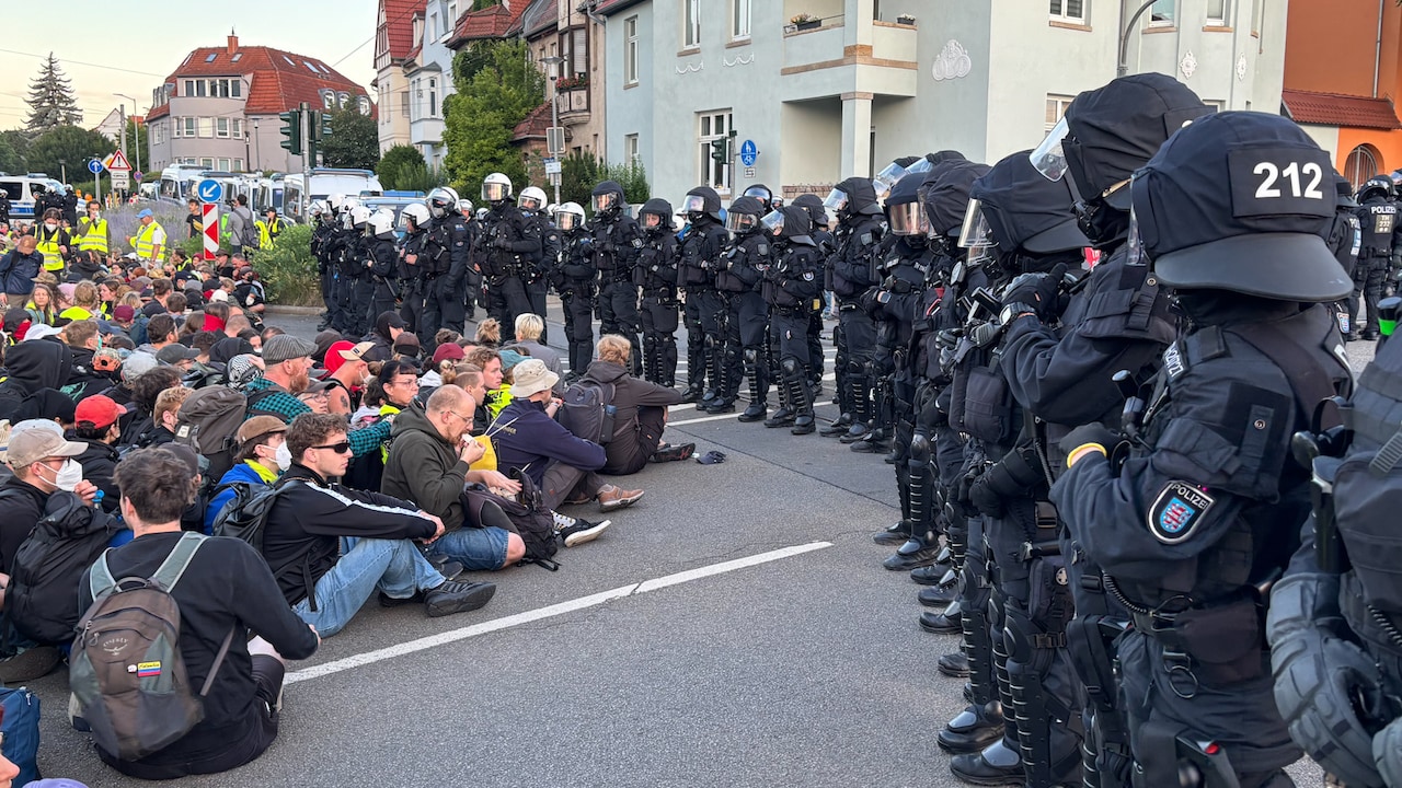 Grootschalige anti-AfD-demonstraties in Duitsland, politie grijpt in