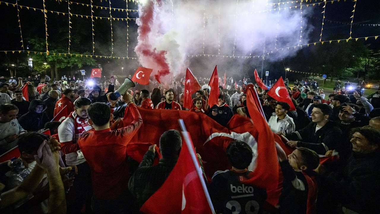 Bekijk ook: Van Enschede tot Den Haag: één groot toeterfeest na winst Turkije