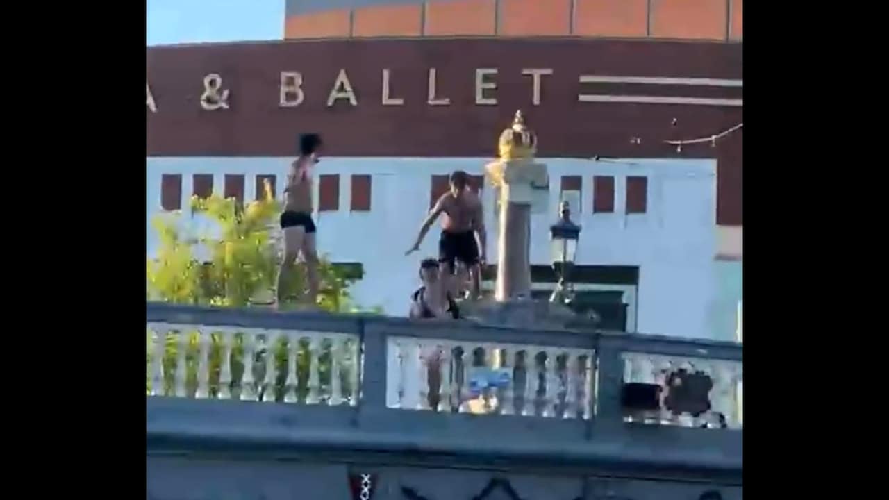 Jongen van brug geduwd in Amsterdam, gewond na landing op rondvaartboot