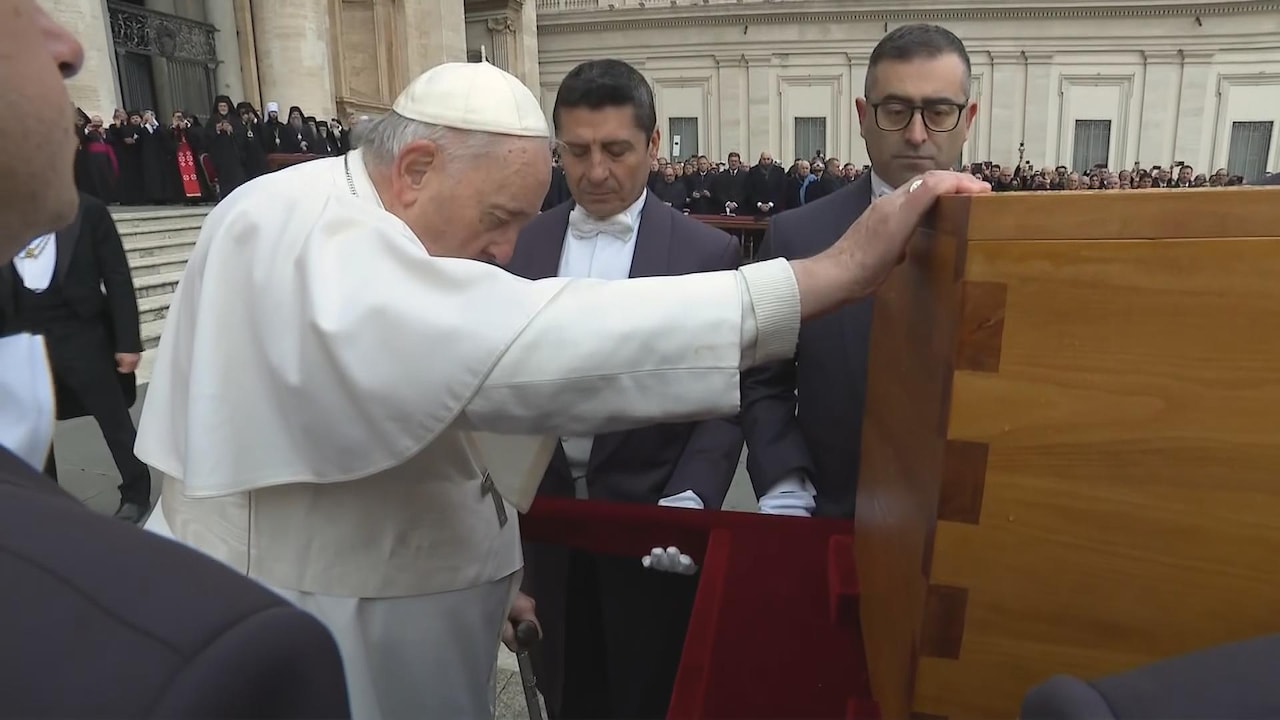 Bijzonder moment: Paus Franciscus begraaft Benedictus XVI