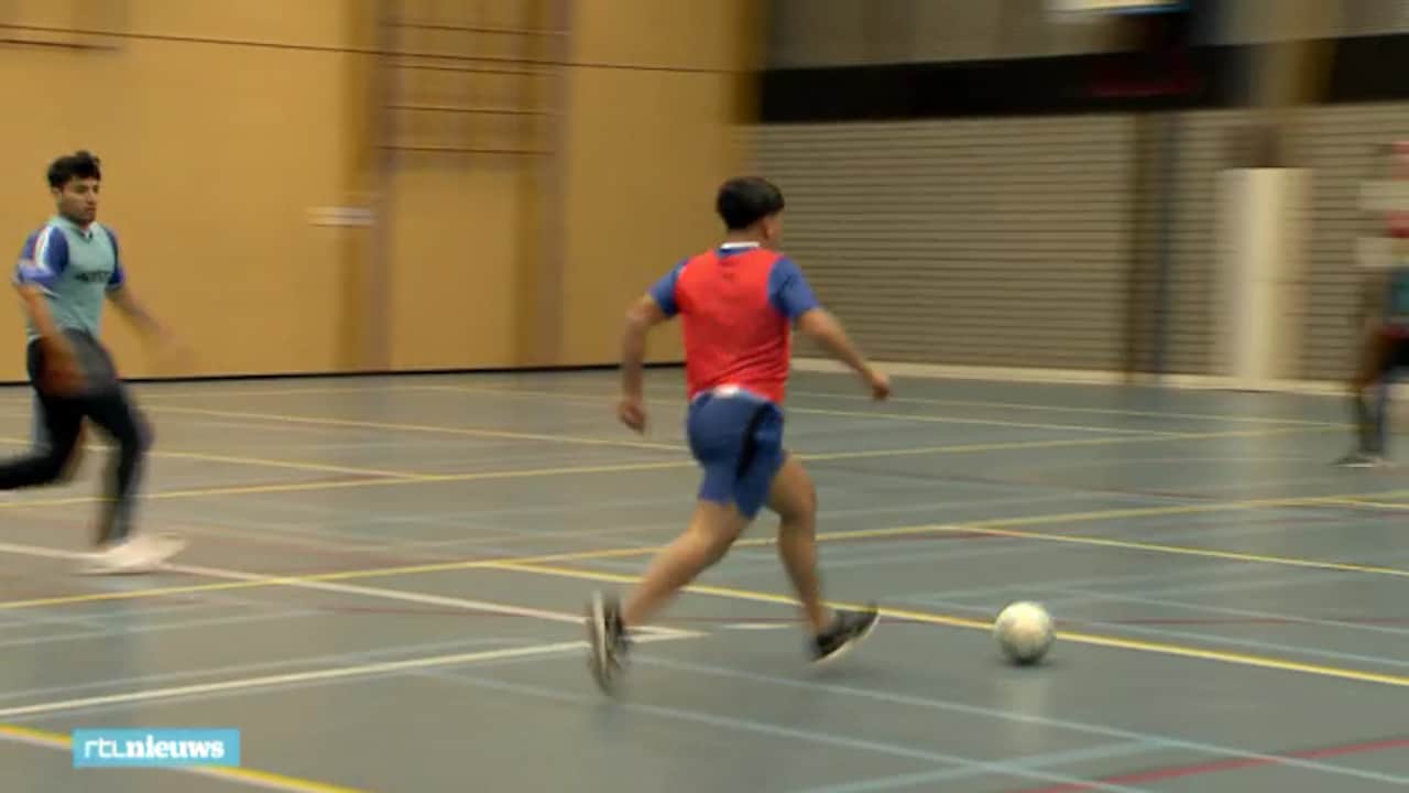 Midden in de nacht voetballen tijdens de ramadan: 'Anders hangen ze op straat'