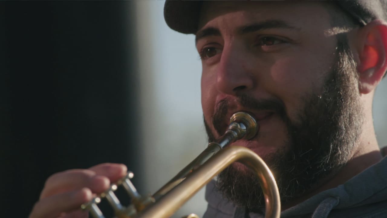 Josh speelt elke avond trompet voor coronadoden in New York