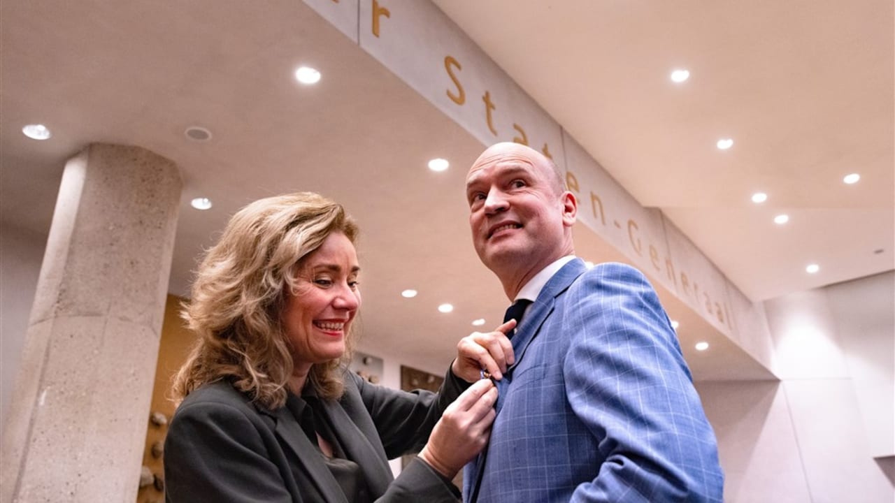 Gert-Jan Segers krijgt lintje bij afscheid van Tweede Kamer