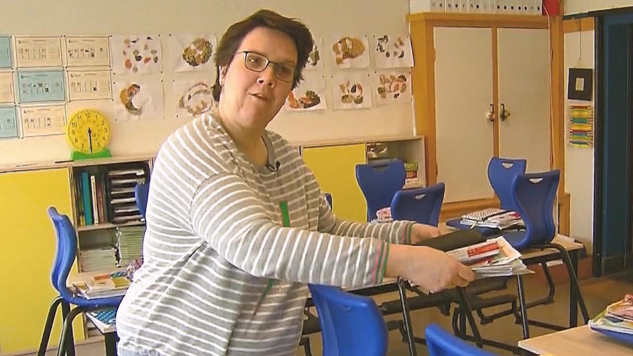 Juf Ellen legt lespakketjes klaar: 'Zo kunnen ze thuiswerken'