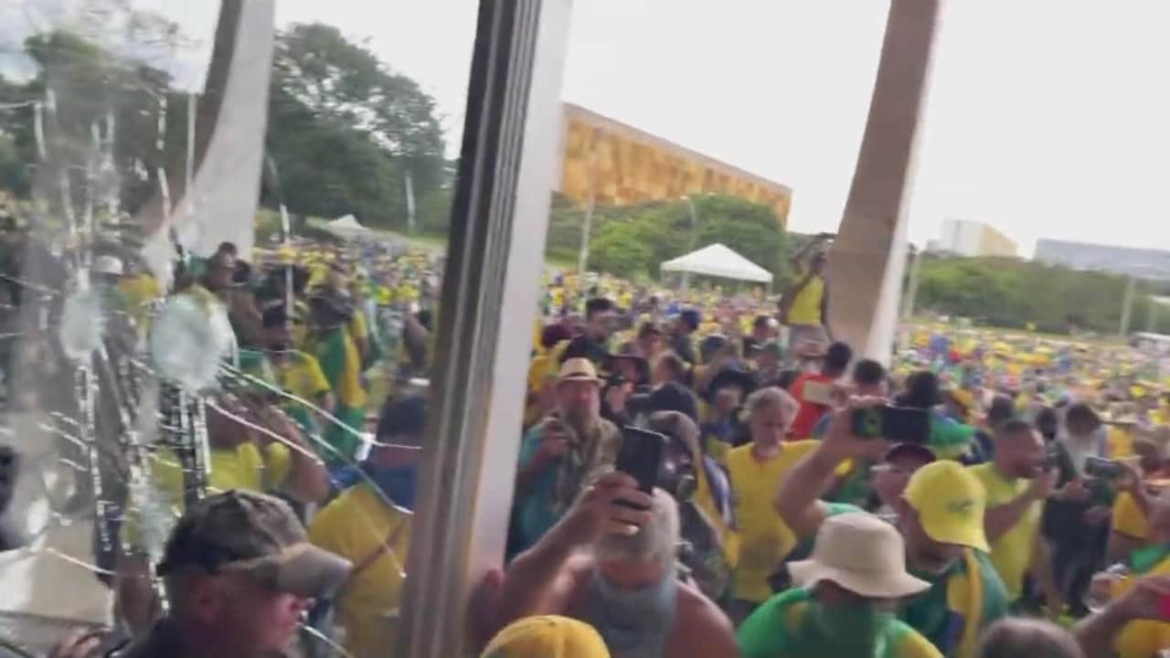 Honderden aanhangers oud-president Bolsonaro bestormen parlement Brazilië