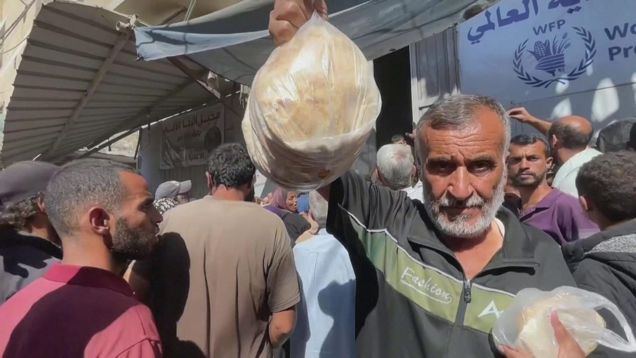 Zes uur wachten, duwen en trekken voor een brood in Gaza