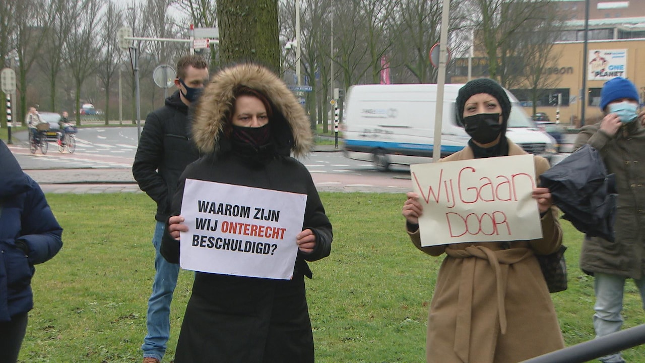 Video: gedupeerden demonstreren bij het Catshuis