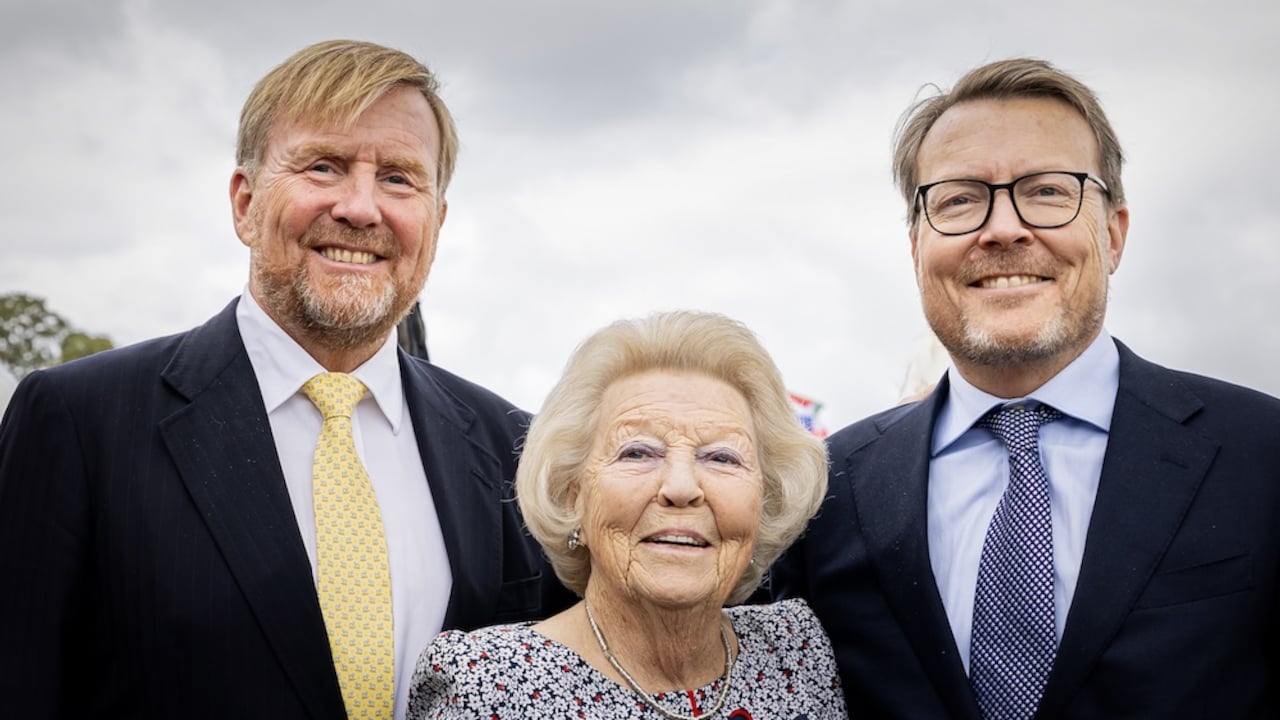 Willem-Alexander, Beatrix en Constantijn eren prins Claus in zijn geboorteplaats