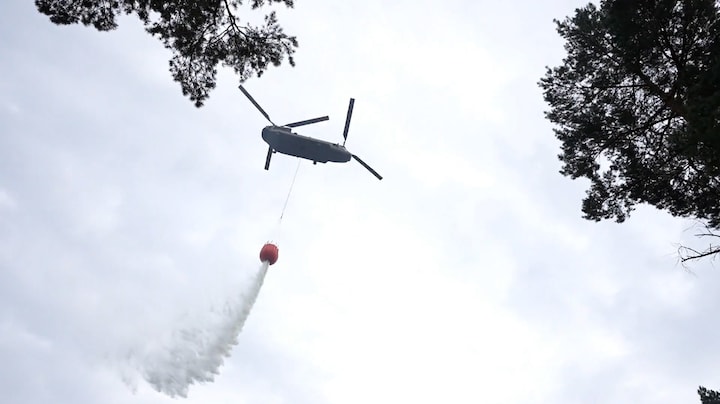 Met giga-heli's en stoplijnen wordt de brand bij Venray bestreden