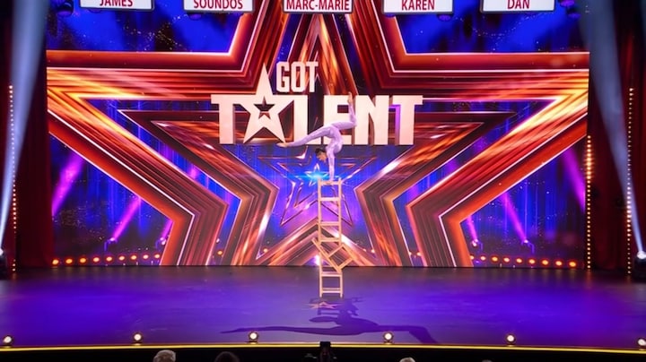 Lisanne (21) bezorgt jury hartverzakking met gewaagde stoelacrobatiek