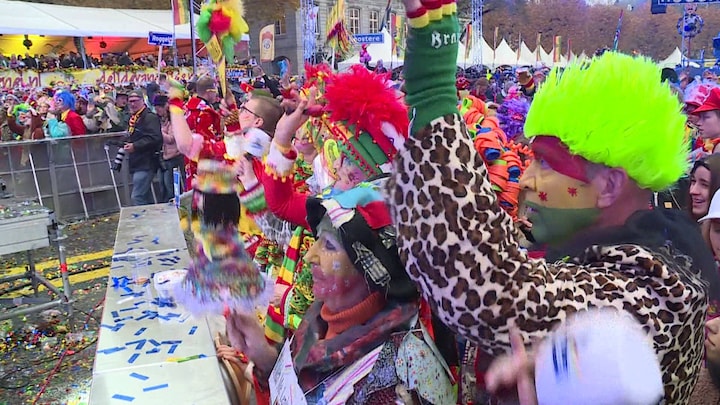 Carnaval voortaan in de 'Veel te warm in zo'n pak' | RTL Nieuws